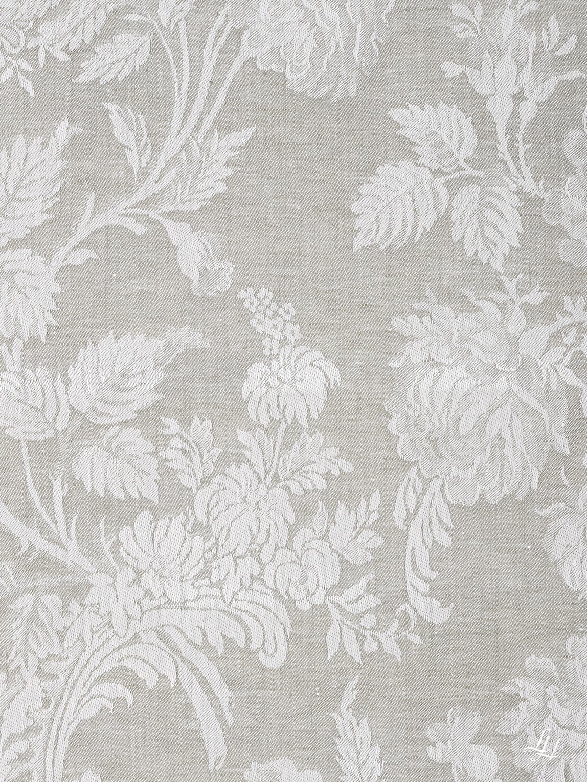 Chrysantheme Salbei (Dunkel) Damaststoff mit weißem Blumen- und Blattmuster auf beigem Hintergrund in einem sich wiederholenden Muster.