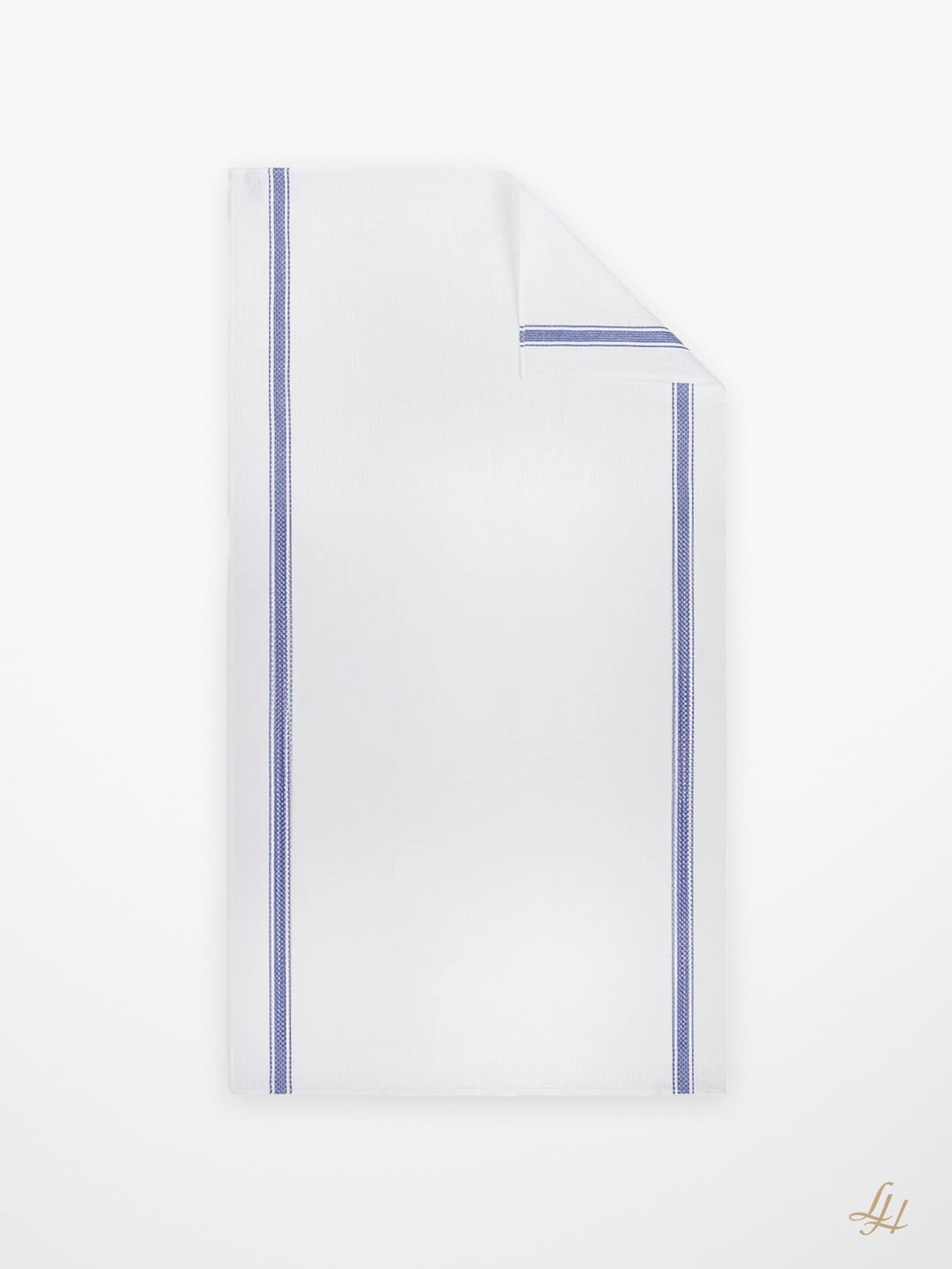 Eine rechteckige Leinen-Serviette in Blau mit zwei parallelen Streifen, gefaltet an einer Ecke auf weißem Grund.