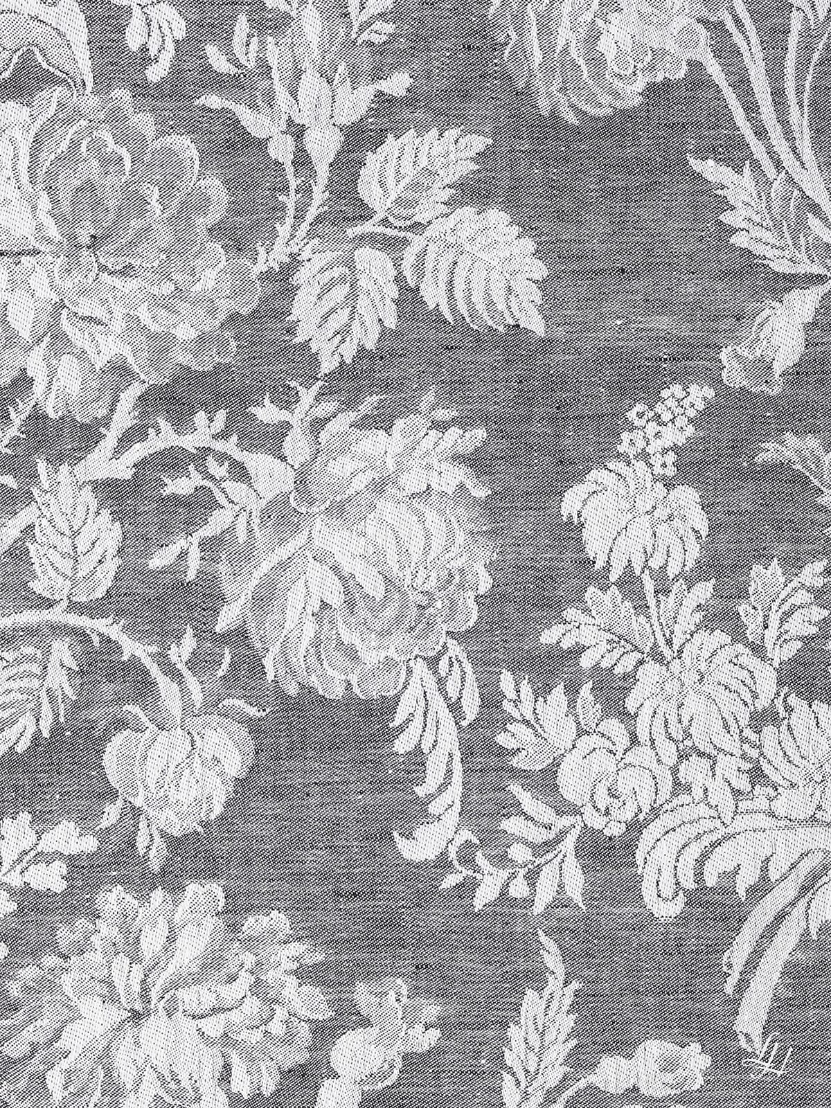 Chrysantheme Anthrazit (Dunkel) Stoff mit grauem und weißem Blumenmuster, mit großen Blüten und Blättern im Rapport.