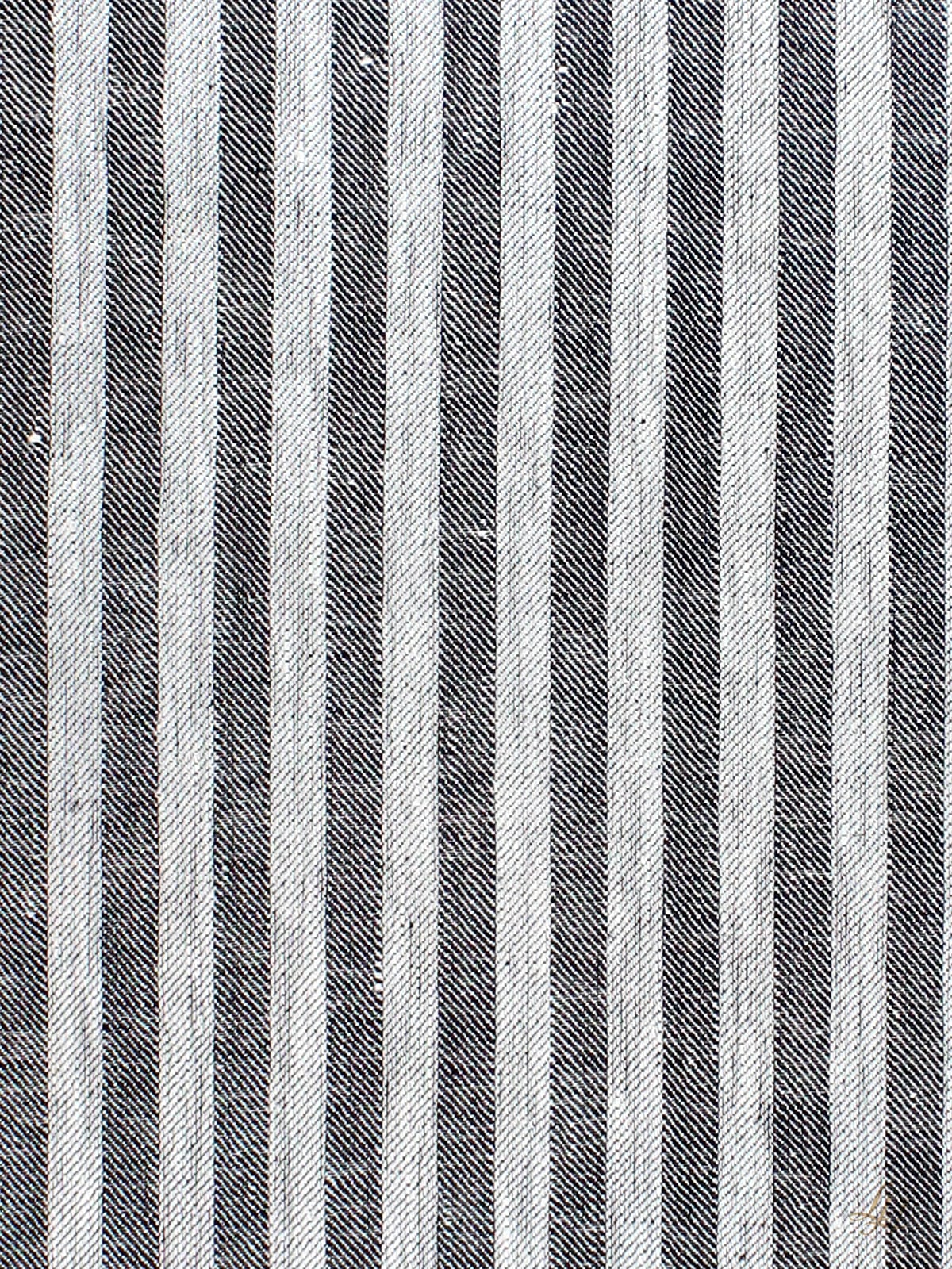Nahaufnahme von Europäischem Leinen in Streifen-Anthrazit, das abwechselnd schwarze und weiße Diagonalstreifen in einem linearen Muster aufweist.