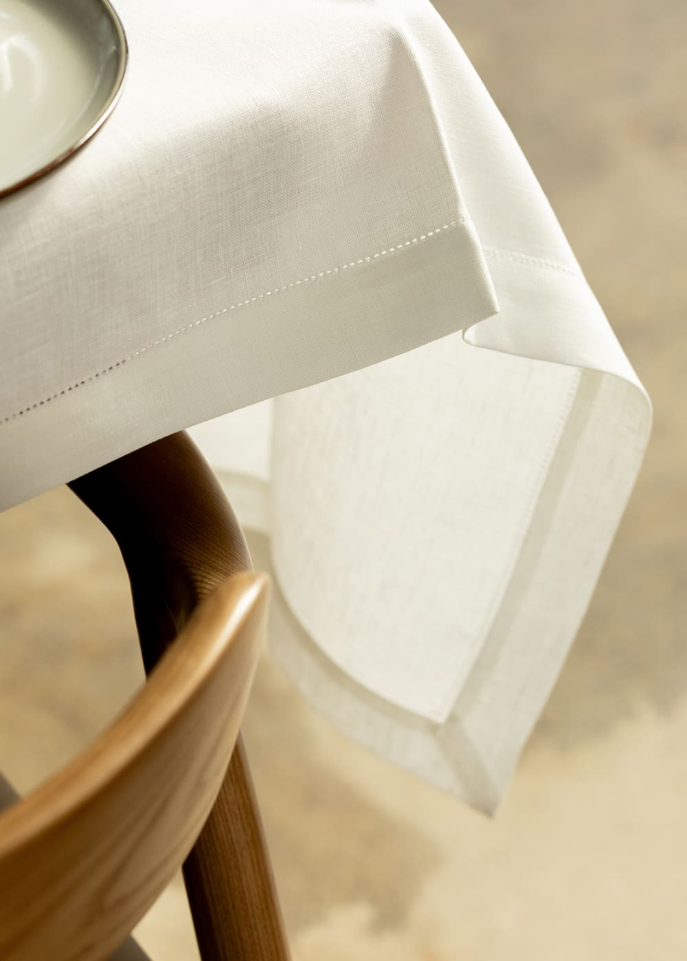 Festlich gedeckter Tisch mit Leinentischdecke (mobil)