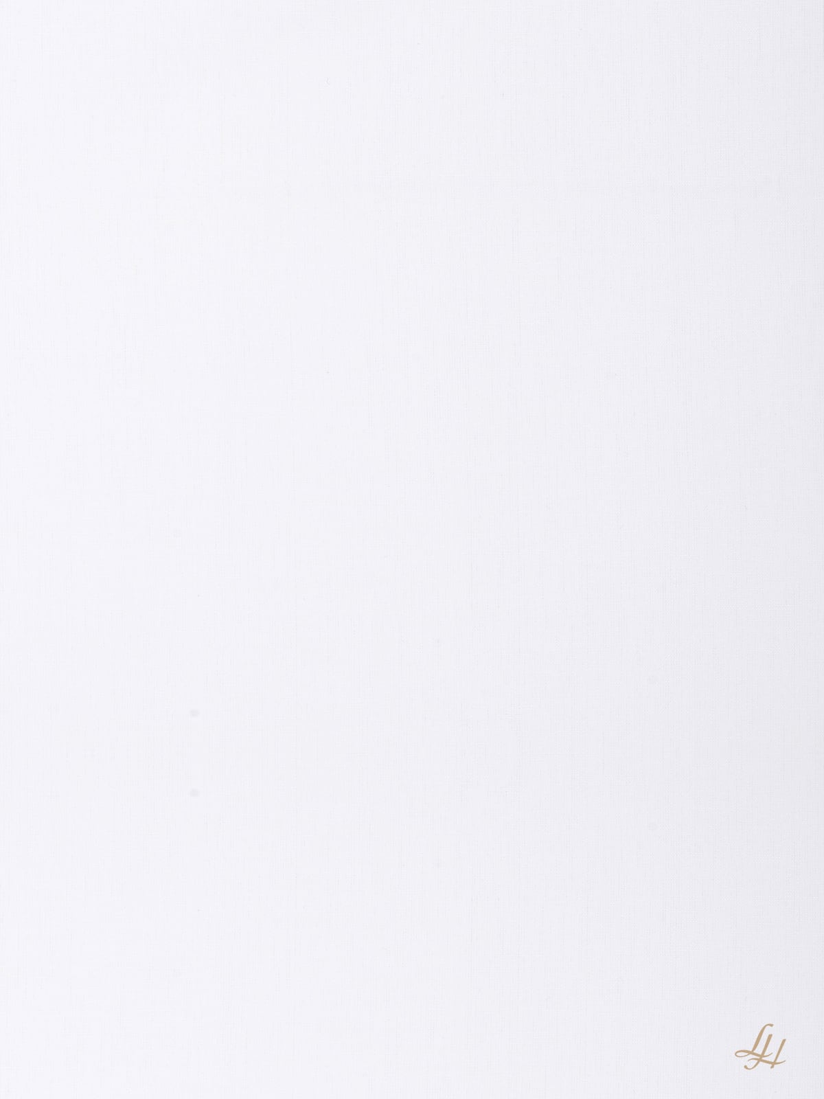 Ein schlichtes, weißes Blatt mit einem kleinen, goldenen, kursiven Logo in der rechten unteren Ecke.